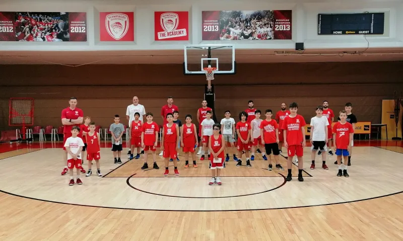 Ολυμπιακός: Η επίσκεψη του Κόνιαρη στο «Summer Workout» των Ακαδημιών