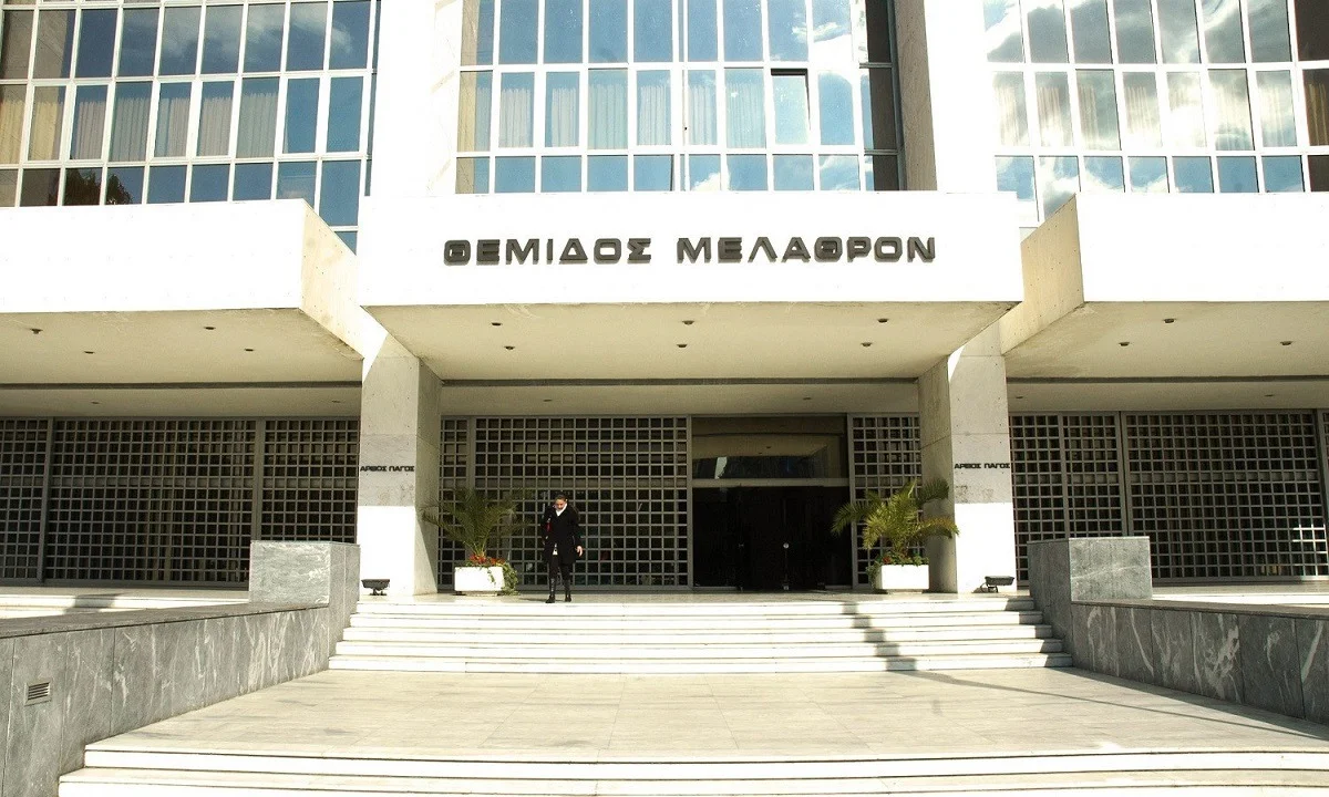 Της δώρισε μονοκατοικία και τον έκλεισε σε γηροκομείο
