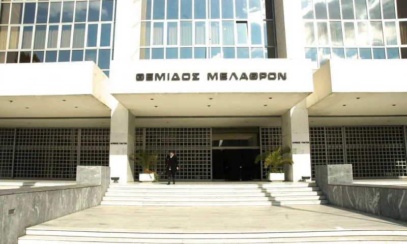Της δώρισε μονοκατοικία και τον έκλεισε σε γηροκομείο