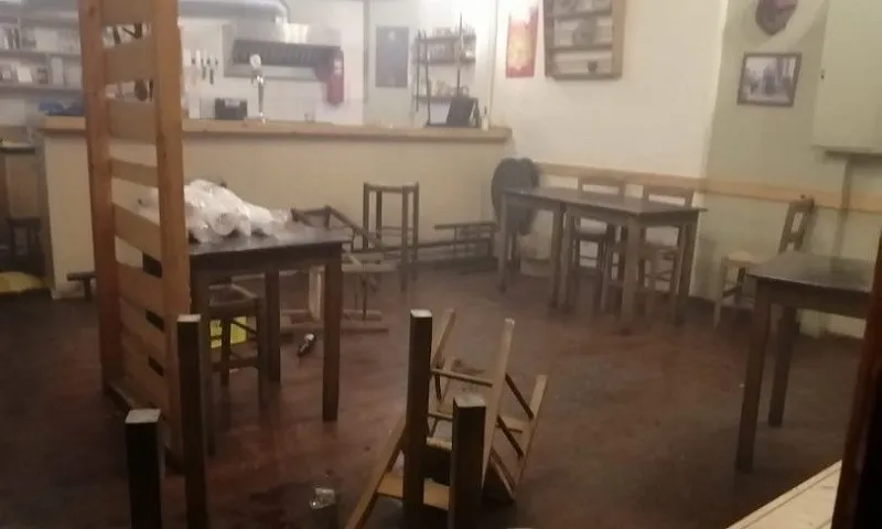 Η στιγμή που αστυνομικοί μπαίνουν σε καφετέρια στα Εξάρχεια και χτυπάνε θαμώνες (vids)