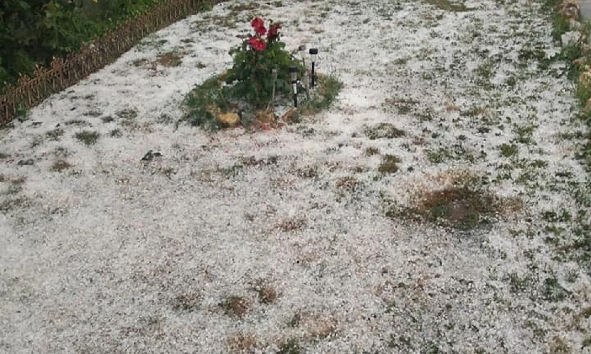 Κοζάνη: Χαλάζι σαν… χιόνι! Σκέπασε τις αυλές (pics-vid)