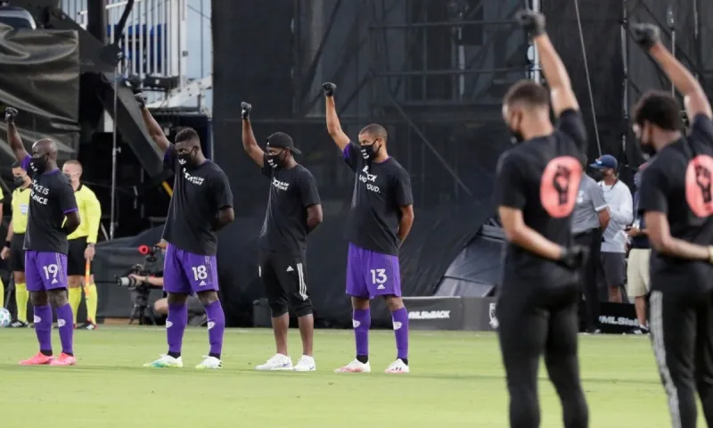 MLS: Επέστρεψε με ισχυρό μήνυμα κατά του ρατσισμού (vid)