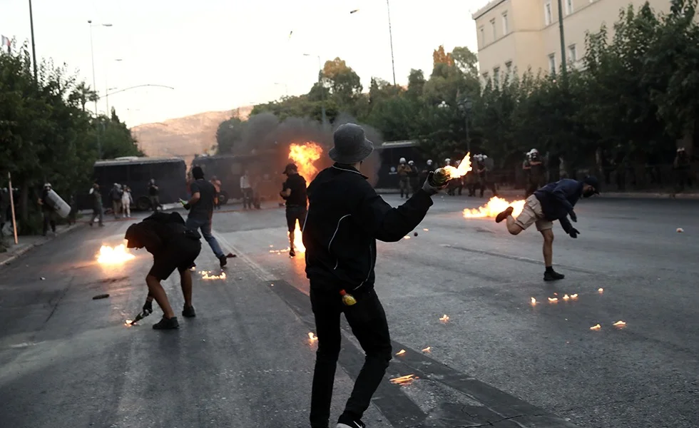 Σύνταγμα: Χημικά και μολότοφ στη διαδήλωση για το νομοσχέδιο (pics+vid)