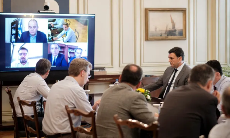 Κορονοϊός: Έκτακτη σύσκεψη στο Μαξίμου - Συναγερμός για τα 50 κρούσματα (vid)