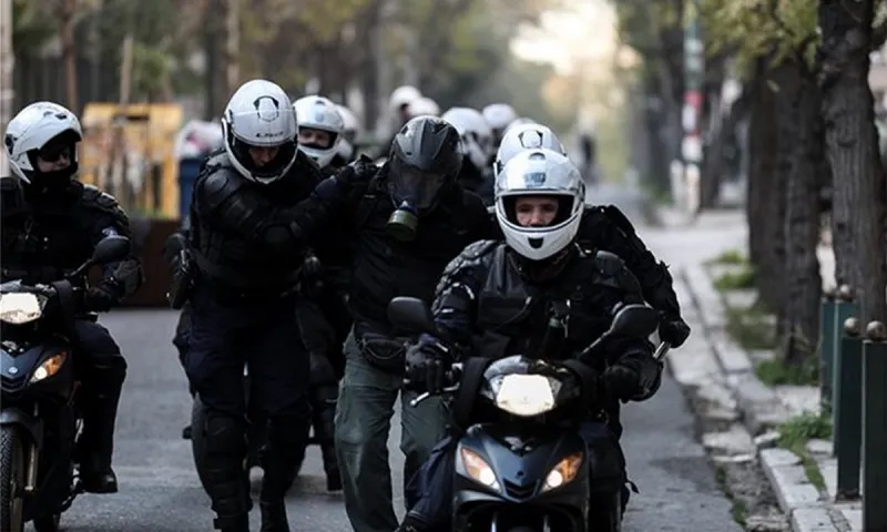 Καταγγελία ειδικών φρουρών: Αξιωματικός απέτρεψε σύλληψη κουκουλοφόρου