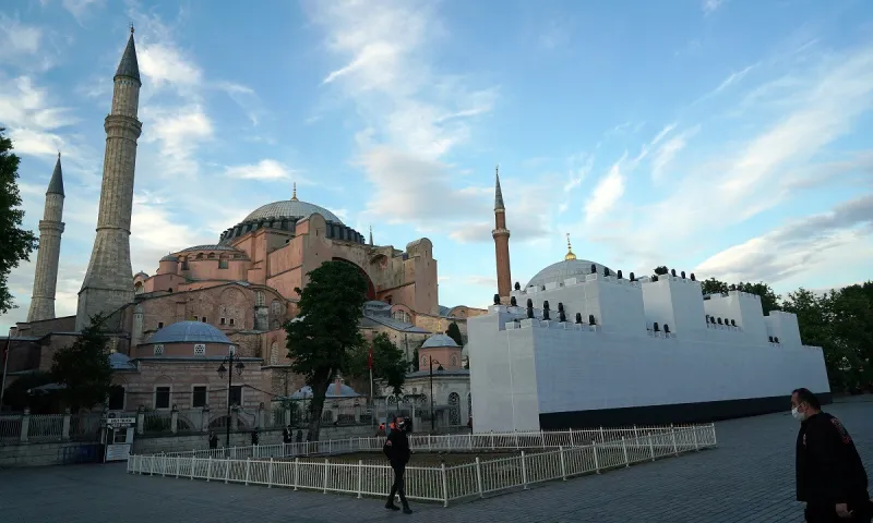 Αγία Σοφία: Συγκέντρωση Τούρκων με σημαίες (pic)