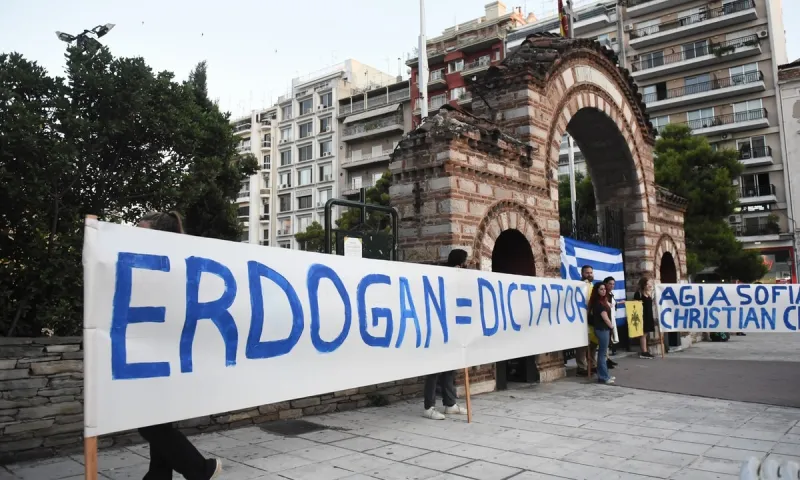 Θεσσαλονίκη: Με ελληνικές σημαίες για το ζήτημα της Αγίας Σοφίας (pics)