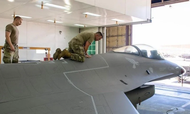 F-16 με… κοστούμι από F-35
