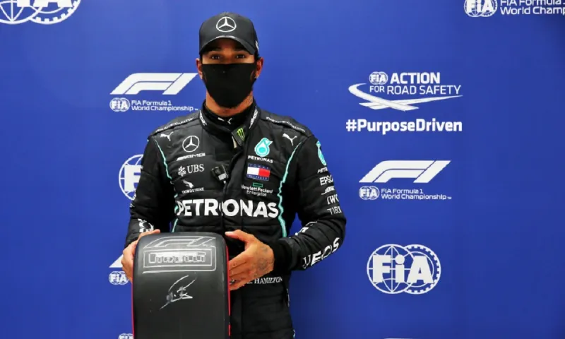 Formula 1: Την pole position ο Χάμιλτον, χορεύοντας στη βροχή
