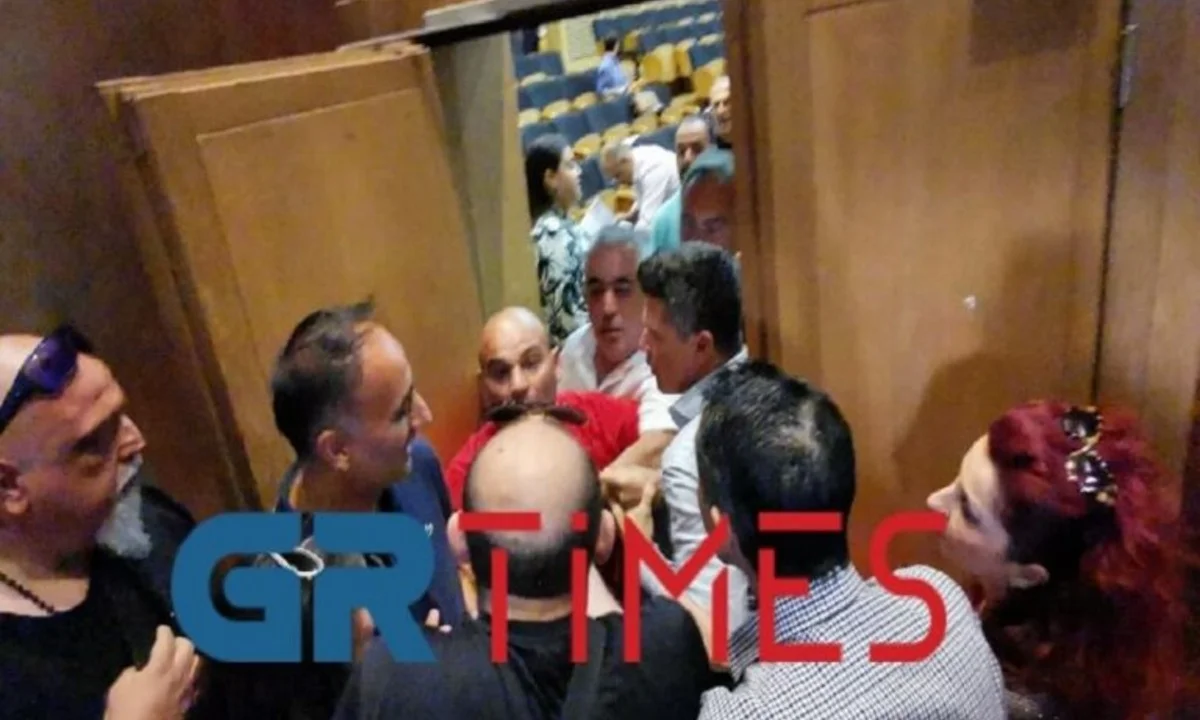 Θεσσαλονίκη: Χαμός στο δημοτικό συμβούλιο Καλαμαριάς - Πιάστηκαν στα χέρια (vids)