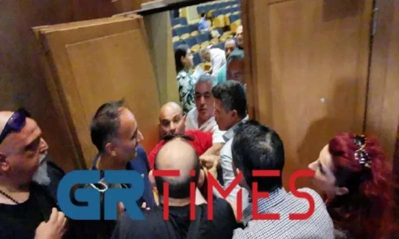 Θεσσαλονίκη: Χαμός στο δημοτικό συμβούλιο Καλαμαριάς - Πιάστηκαν στα χέρια (vids)