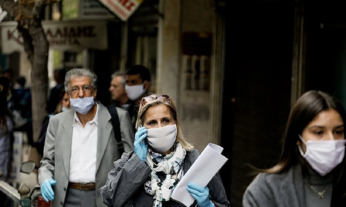 Χρήση μάσκας: Εισήγηση από επιστήμονες να επανέλθει σε όλους τους κλειστούς χώρους!