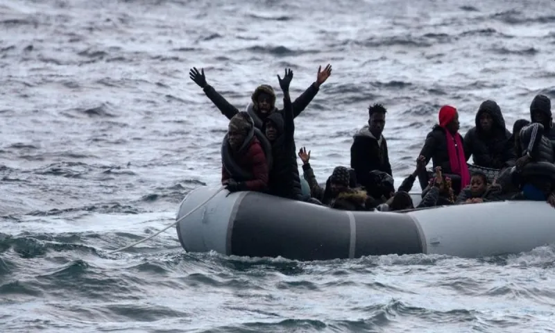 Λέσβος: Έφτασε βάρκα με 11 πρόσφυγες αφρικανικής καταγωγής