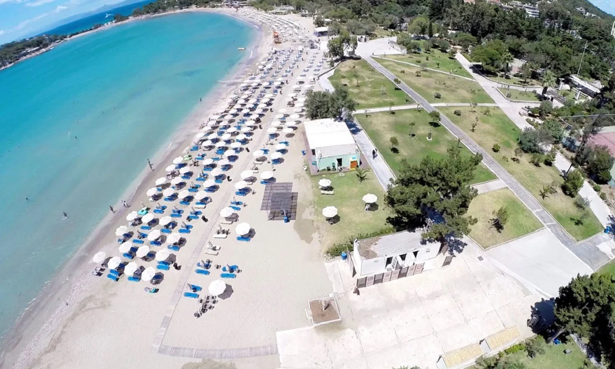 Ακτή Βουλιαγμένης: Κρατήσεις ξαπλώστρας και …VIP ζώνη με εξωφρενική χρέωση