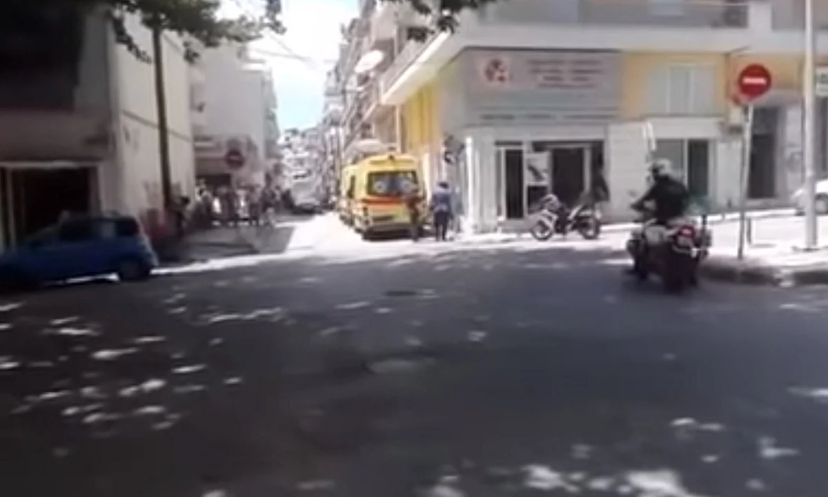 Επίθεση με τσεκούρι στη ΔΟΥ Κοζάνης - Τέσσερις τραυματίες (vid)