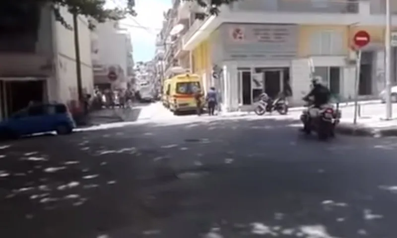 Επίθεση με τσεκούρι στη ΔΟΥ Κοζάνης - Τέσσερις τραυματίες (vid)