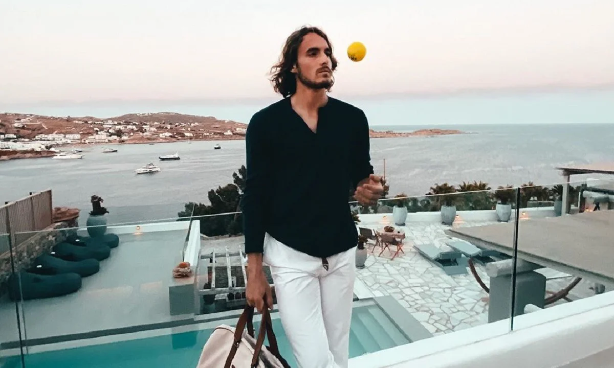 Τσιτσιπάς: Απολαμβάνει τις διακοπές του στη Μύκονο