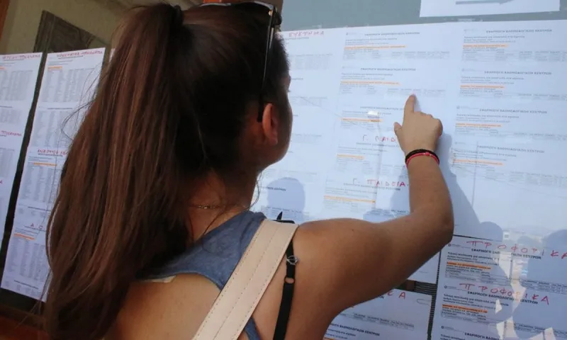 Πανελλαδικές 2020: «Γκρέμισμα» των βάσεων - Οι μισοί μαθητές έπεσαν κάτω από τη βάση!