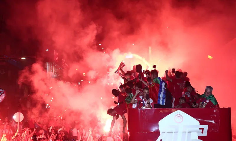 Ολυμπιακός: Φιέστα σε ανοιχτό πούλμαν! (pics+vid)