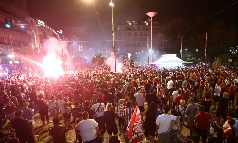 Ολυμπιακός: Τραυματισμός οπαδού από φωτοβολίδα - Νοσηλεύεται στο Τζάνειο