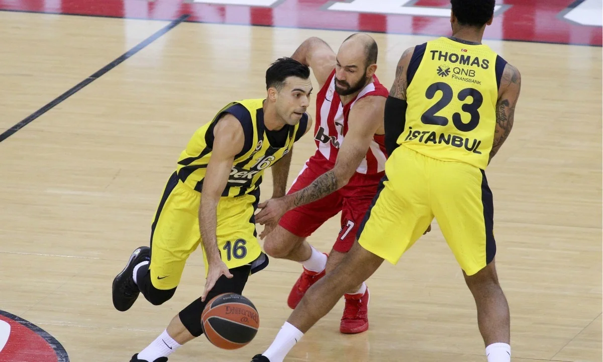 Σλούκας: Στην Αθήνα για θεραπείες, αλλά με το στυλό στο χέρι