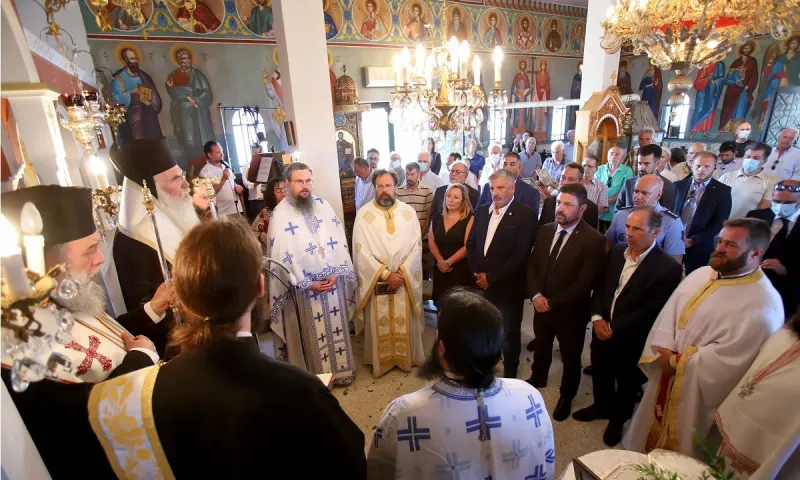 Μάτι: Σπαρακτικό το μνημόσυνο των δύο ετών -Ευθύνες ζήτησαν οι συγγενείς των νεκρών (vid)