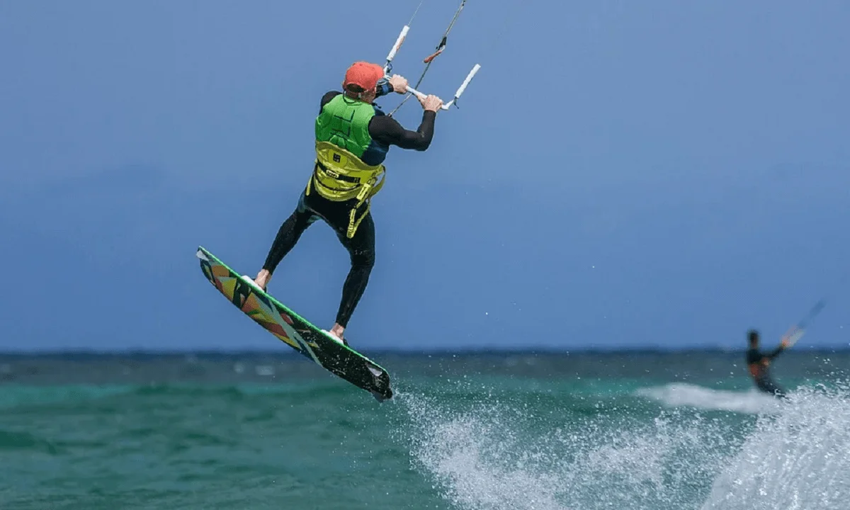 Μύκονος: Σοκαριστικός τραυματισμός kitesurfer- Επείγουσα μεταφορά στην Αθήνα