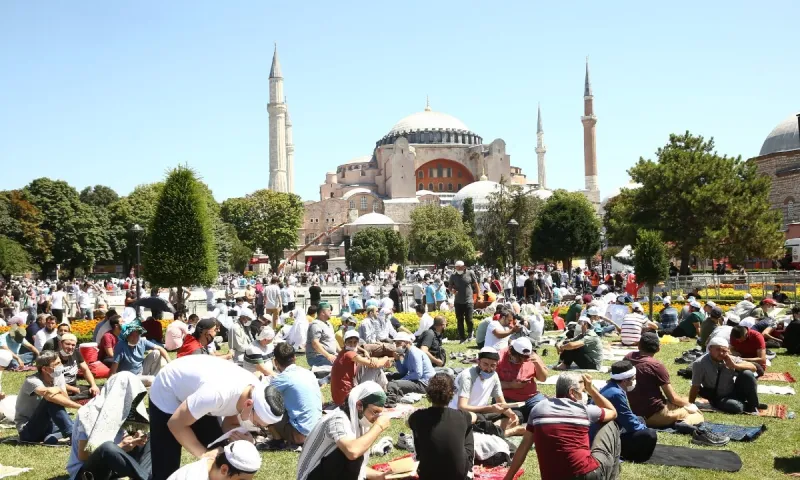 Αγιά Σοφιά: Κατακραυγή του Ερντογάν για την ιστορική βεβήλωση (vids)