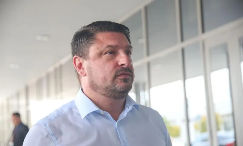 Οργή Χαρδαλιά: «Ούτε βήμα πίσω απέναντι σε ψεκασμένους και ανισόρροπους συνομωσιολόγους»