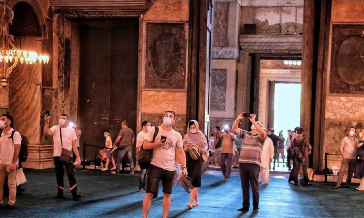 Η προκλητική και ασεβής φωτογραφία μέσα από την Αγία Σοφία (pic)