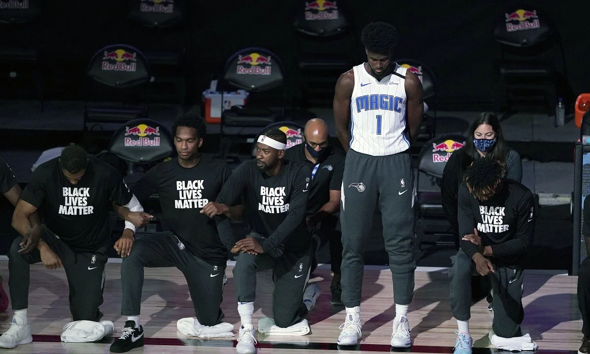 NBA: Ο Τζόναθαν Άιζακ έγινε ο πρώτος παίκτης που δεν γονατίζει στον ύμνο των ΗΠΑ! (pic)