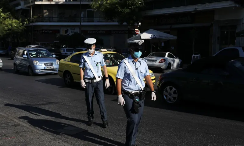 Κορονοϊός: «Στο τραπέζι» επαναφορά των SMS στο 13033 - Ποια είναι τα ορόσημα