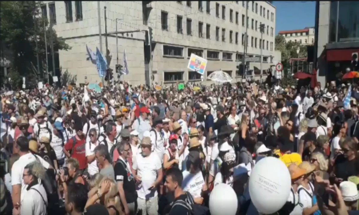 LIVE Streaming από Γερμανία: Χιλιάδες διαδηλωτές κατά των μέτρων προστασίας (pics+vids)