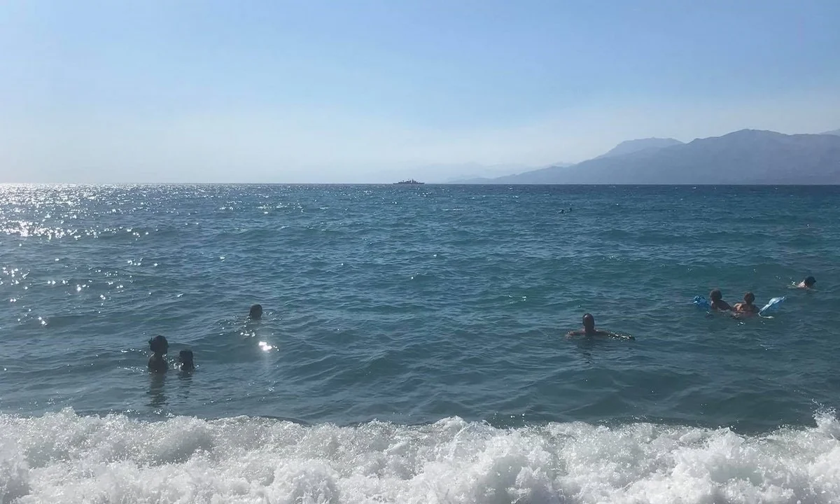 Μάταλα: Μπροστά βουτιές και στο βάθος πολεμικά πλοία! (pics+vid)