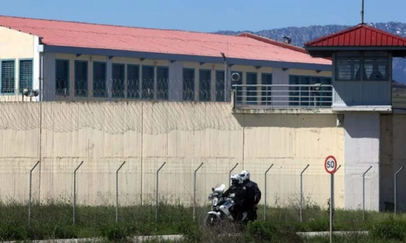 Τρίκαλα: Κρατούμενος έκρυψε στον… πρωκτό του τρία κινητά τηλέφωνα!