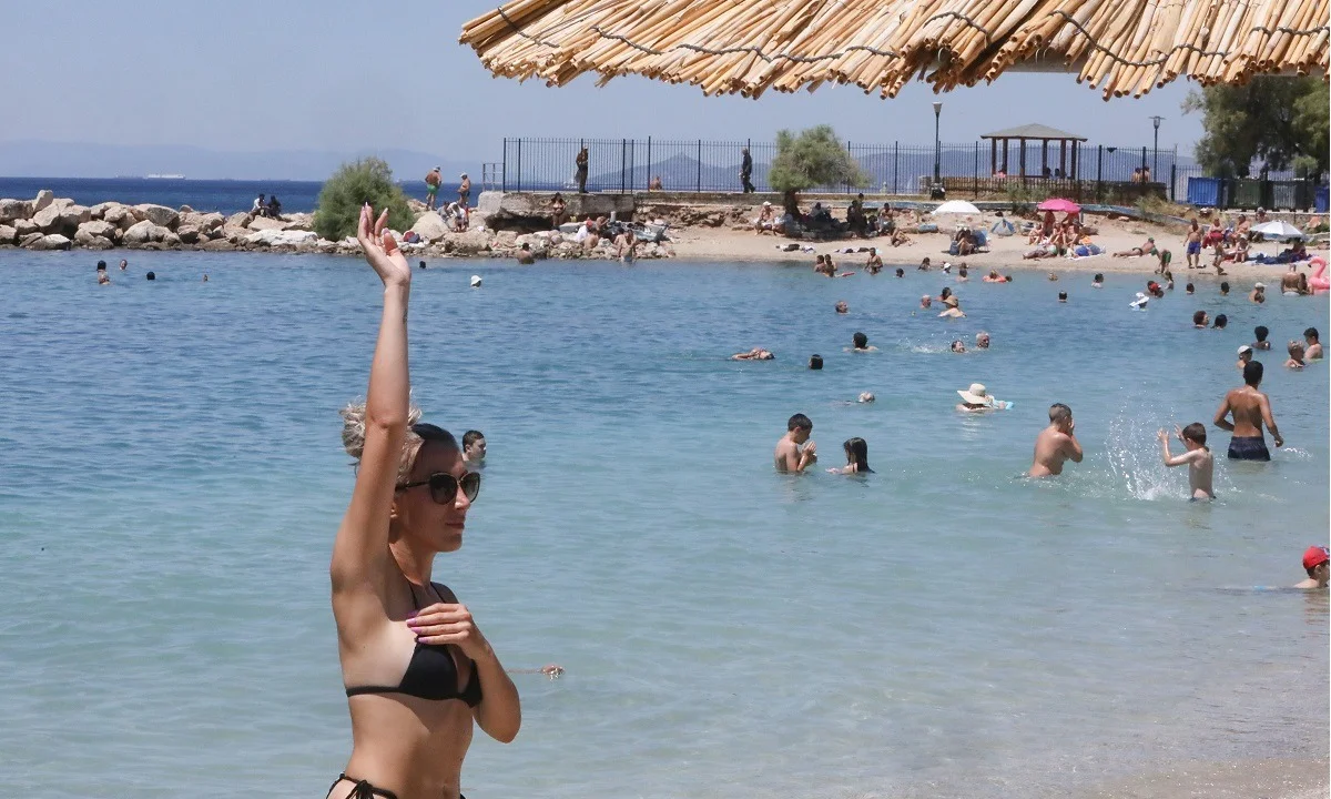 Καιρός 4/8: Τα τριαντάρια καλά κρατούν! (vids)