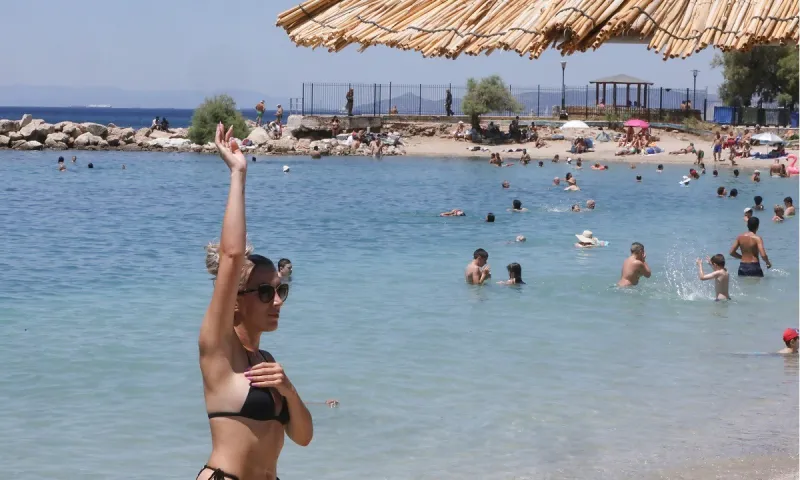 Καιρός 4/8: Τα τριαντάρια καλά κρατούν! (vids)