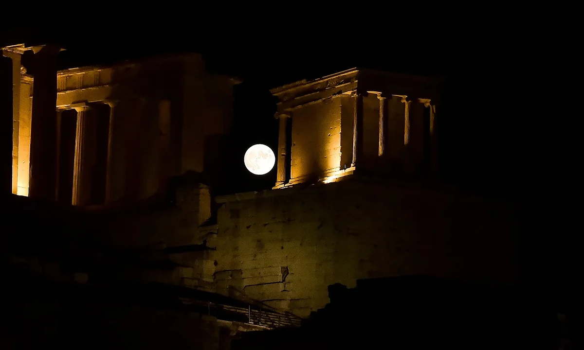 Πανσέληνος: Τρομερές εικόνες από Ακρόπολη και Σούνιο