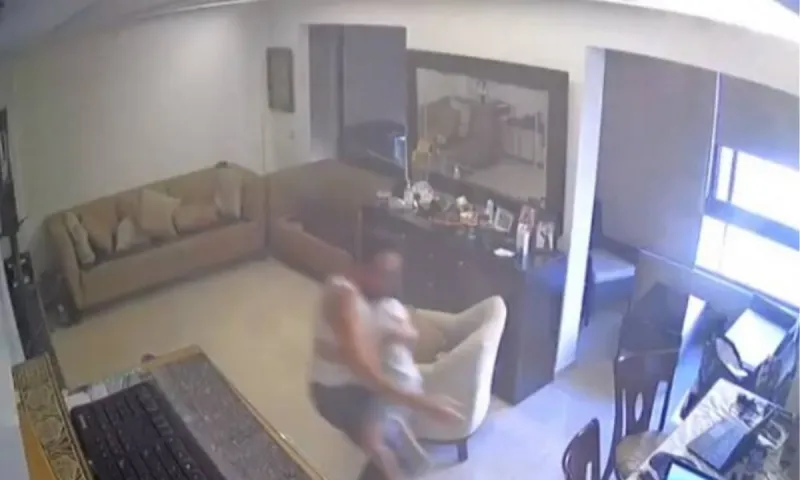 Βηρυτός: Συγκλονιστικό video - Πατέρας προσπαθεί να σώσει τον γιο του