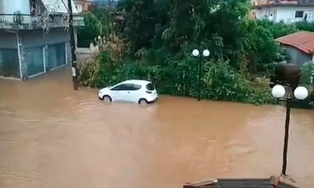 Εύβοια: Κόπηκε η γέφυρα στο Βασιλικό, τουλάχιστον 15 αυτοκίνητα βρέθηκαν στη θάλασσα! (vids)