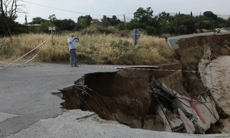 Εύβοια: Αγνοείται 72χρονος - 73χρονη σώθηκε μέσα από τη θάλασσα (vid)