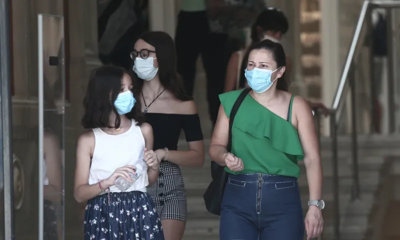 Πρόβλεψη που σπέρνει πανικό: Μάσκα παντού, τηλεργασία, lockdown αλλιώς 700 κρούσματα το 24ωρο