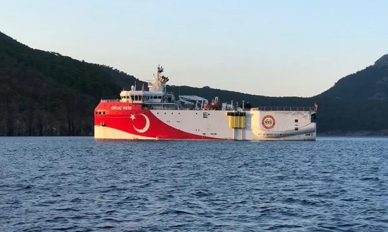 Συνοδεία τουρκικών πολεμικών πλέει το Oruc Reis - Συναγερμός στην Ελλάδα!