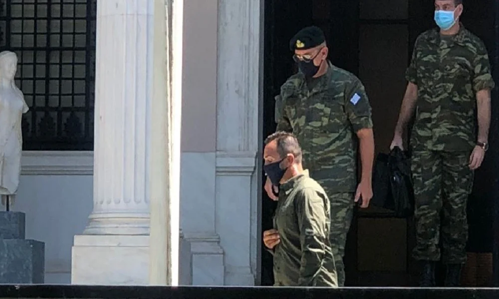 ΚΥΣΕΑ: Με στολή παραλλαγής στο Μαξίμου ο αρχηγός ΓΕΕΘΑ (vid)