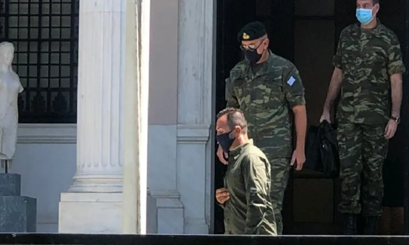 ΚΥΣΕΑ: Με στολή παραλλαγής στο Μαξίμου ο αρχηγός ΓΕΕΘΑ (vid)