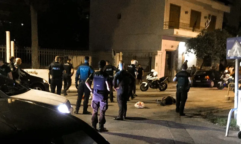 Καλλιθέα: Κυνήγησε και χτύπησε με τσεκούρι την εν διαστάσει σύζυγό του! (pics)