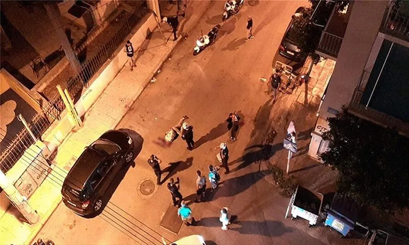 Καλλιθέα-video ΣΟΚ: Επιτέθηκε με τσεκούρι στη γυναίκα του