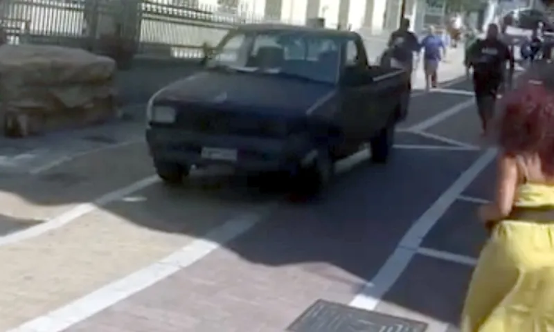 Καβάλα: Τρελή πορεία αυτοκινήτου με λυμένο χειρόφρενο σε πεζόδρομο! (vid)