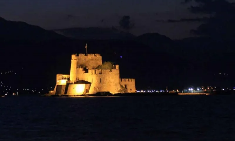 Κορονοϊός: Επεισοδιακός έλεγχος σε καφετέρια στο Ναύπλιο-Επιχειρηματίας έπεσε στη θάλασσα- Τι είπε ο Χαρδαλιάς (vids)