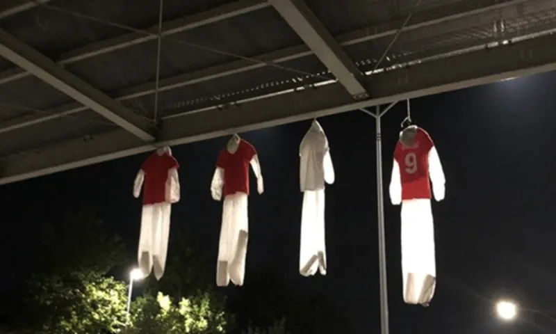 Περούτζια - ΣΟΚ: Οπαδοί κρέμασαν κούκλες σε γέφυρα μετά τον υποβιβασμό και ένα ανατριχιαστικό πανό (pic)
